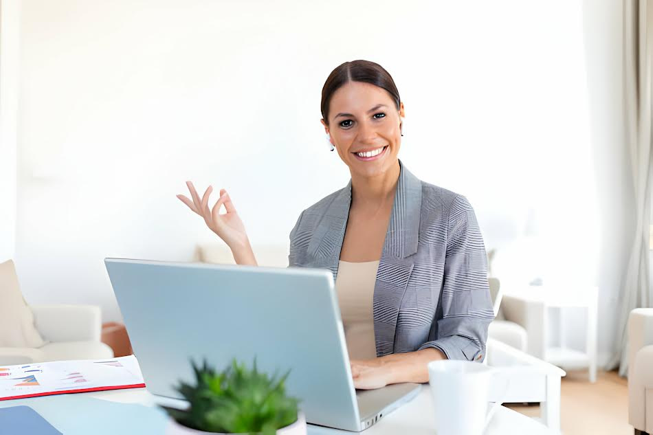 Mujer sonriendo en su computador