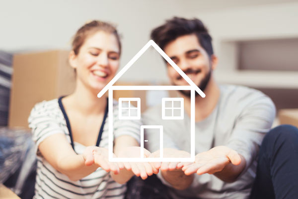 pareja con proyección de nuevo apartamento 