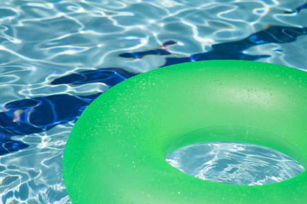 Flotador en piscina