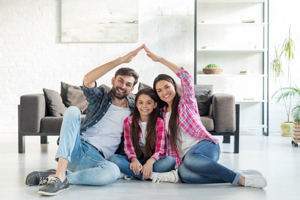 familia en el hogar feliz